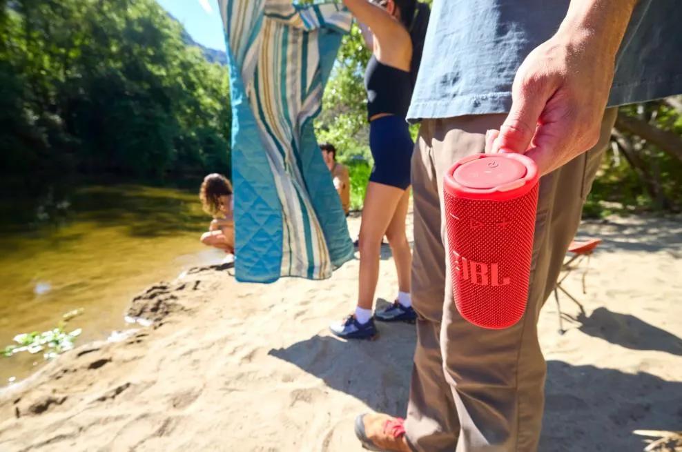 JBL Grip v naravi na pikniku