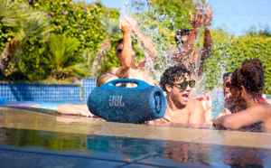 JBL Boombox na bazenu