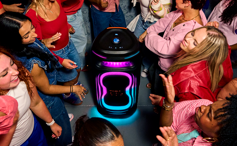 JBL PartyBox Ultimate 2 med plesom – pogled od zgoraj in svetlobni šov