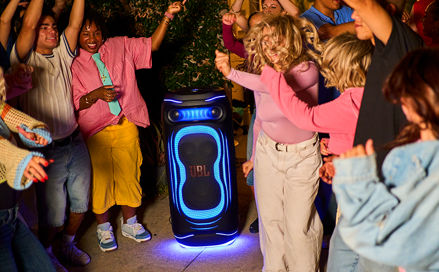 JBL PartyBox Ultimate 2 na zunanji zabavi z LED svetlobnim šovom